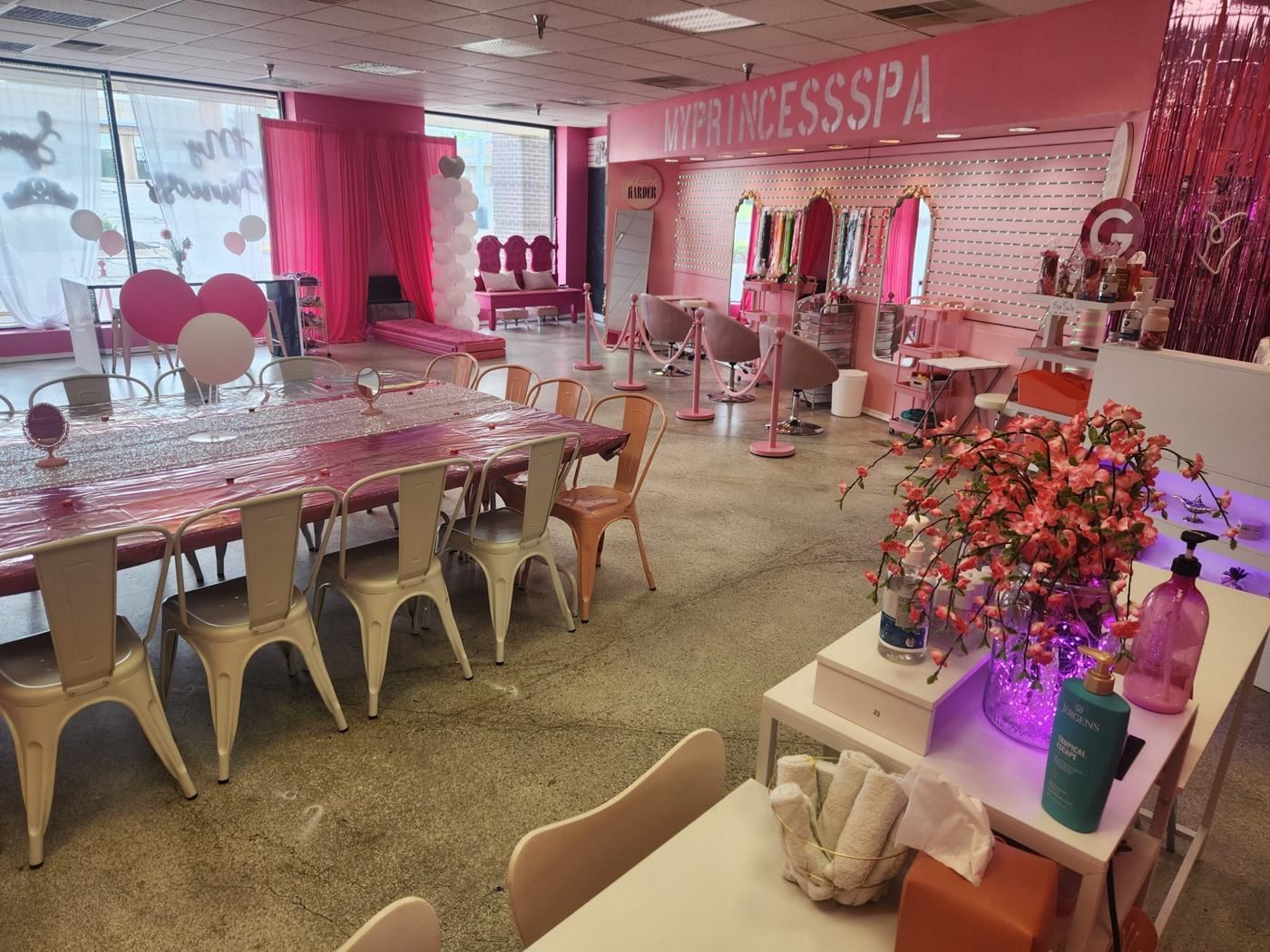 Glamour salon chairs